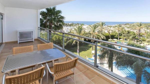 Apartment Balkon mit einem Schlafzimmer und Meerblick