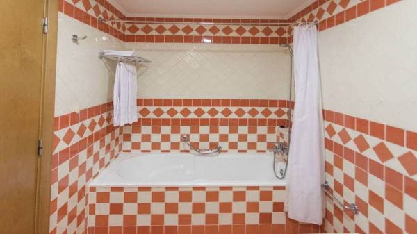 Baño del apartamento de dos habitaciones